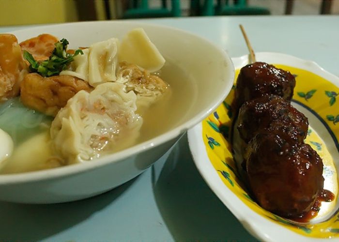 Malam di Karangbadar: Rahasia Bakso Mbah Man yang Menggigit Jiwa